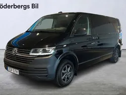 Svart (deep black pärleffekt) Begagnad 2023 VW T6.1 Van | 399 500 kr