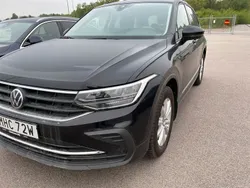 Svart (svart metallic) Begagnad 2022 VW Tiguan SUV | 299 000 kr (Marknadspris)