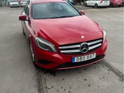 Röd Begagnad 2015 Mercedes A180 Urban Halvkombi | 99 000 kr (Marknadspris)