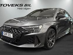 Grå (daytonagrå pärleffekt) Ny 2025 Audi RS3 Sportback Sport Halvkombi | 749 900 kr (Marknadspris)
