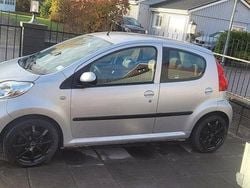 Grå Begagnad 2010 Peugeot 107 Halvkombi | 29 000 kr (Marknadspris)