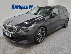 Svart (safirsvart metallic) Begagnad 2025 BMW 530e M Sport Kombi | 679 000 kr (Bra pris)