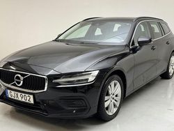 Svart Begagnad 2022 Volvo V60 Momentum Kombi | 233 000 kr (Marknadspris)