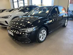 Deep black pearl Begagnad 2022 VW Golf VIII Life Halvkombi | 219 900 kr (Marknadspris)