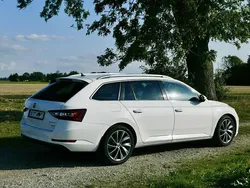 Vit Begagnad 2018 Skoda Superb Business Line Kombi | 238 500 kr (Marknadspris)