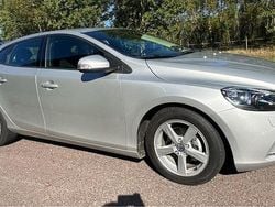 Grå Begagnad 2013 Volvo V40 Kinetic Kombi | 79 000 kr (Marknadspris)