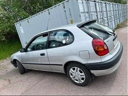 Silver Begagnad 2001 Toyota Corolla Halvkombi | 13 000 kr (Marknadspris)