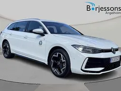 Vit Begagnad 2024 VW Passat R-line Kombi | 479 000 kr