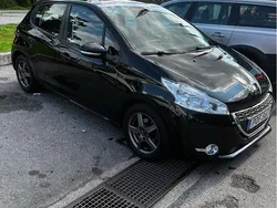 Svart Begagnad 2015 Peugeot 208 Halvkombi | 58 000 kr (Marknadspris)