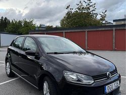 Svart Begagnad 2017 VW Polo Halvkombi | 109 000 kr (Marknadspris)
