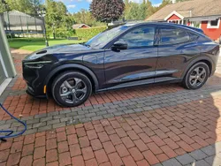 Grå Begagnad 2022 Ford Mustang Mach-E SUV | 389 000 kr (Bra pris)