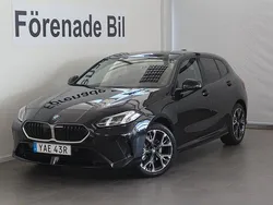 Svart Ny 2025 BMW 120 M Sport Halvkombi | 431 100 kr (Marknadspris)