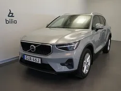 Grå Begagnad 2023 Volvo XC40 Core SUV | 348 500 kr (Marknadspris)