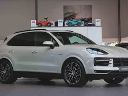 Brun Begagnad 2024 Porsche Cayenne SUV | 995 000 kr