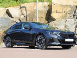Grå Ny 2025 BMW 530e M Sport Sedan | 815 000 kr (Dyr)