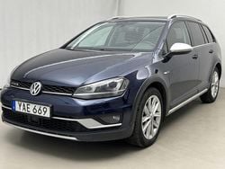 Mörkblå Begagnad 2016 VW Golf Alltrack Kombi | 110 000 kr (Marknadspris)