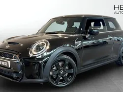 Svart (black) Begagnad 2021 Mini Cooper S Halvkombi | 244 700 kr (Marknadspris)