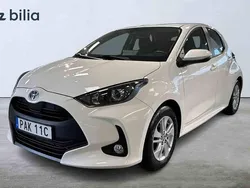 Vit Begagnad 2022 Toyota Yaris Hybrid Halvkombi | 239 900 kr (Marknadspris)