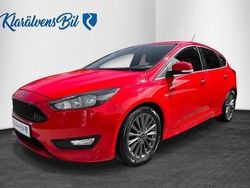 Röd Begagnad 2017 Ford Focus ST-Line Halvkombi | 99 900 kr (Marknadspris)