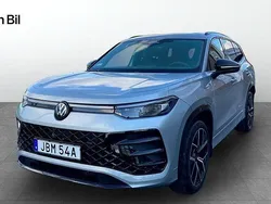 Silver (oyster silver metallic) Ny 2025 VW Tayron R-line SUV | 723 800 kr (Marknadspris)