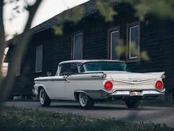 Flerfärgad Begagnad 1959 Ford Fairlane Sportkupé | 295 000 kr
