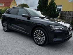 Grå Begagnad 2020 Audi e-tron Comfort SUV | 350 000 kr (Lite dyr)