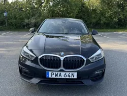 Svart Begagnad 2021 BMW 118 Sport Line Halvkombi | 205 000 kr (Marknadspris)