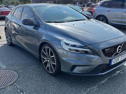 Grå Begagnad 2017 Volvo V40 Kombi | 199 900 kr (Dyr)
