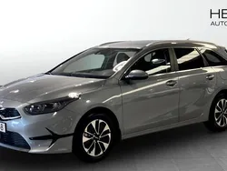 Grå (silver) Ny 2025 Kia Ceed Sportswagon Advance Kombi | 292 400 kr (Marknadspris)
