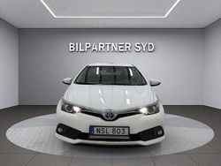 Vit Begagnad 2018 Toyota Auris Hybrid Active Halvkombi | 169 900 kr (Marknadspris)