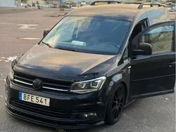 Svart Begagnad 2018 VW Caddy Minibuss | 249 000 kr