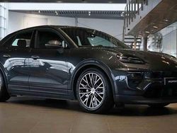 Grå Begagnad 2025 Porsche Macan 4 Electric SUV | 859 000 kr