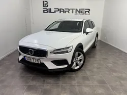 Vit Begagnad 2019 Volvo V60 CC Momentum Kombi | 245 000 kr (Marknadspris)