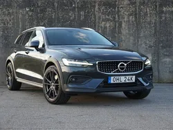 Grå Begagnad 2019 Volvo V60 CC Momentum Kombi | 289 000 kr (Marknadspris)