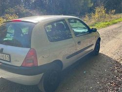 Grå Begagnad 2000 Renault Clio II Halvkombi | 11 000 kr (Marknadspris)