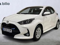 Vit Begagnad 2025 Toyota Yaris Hybrid Active Halvkombi | 249 900 kr (Marknadspris)