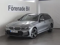 Grå (skyscraper grå metallic) Ny 2025 BMW 330e M Sport Kombi | 638 700 kr (Bra pris)