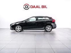 Svart Begagnad 2017 Volvo V40 Momentum SUV | 169 700 kr (Marknadspris)