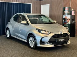 Silver Begagnad 2021 Toyota Yaris Hybrid Active Halvkombi | 159 900 kr (Marknadspris)