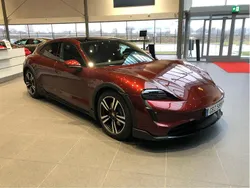 Röd Begagnad 2022 Porsche Taycan Cross Turismo Sedan | 699 000 kr (Marknadspris)