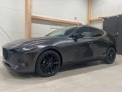 Grå Ny 2024 Mazda 3 Nagisa Halvkombi | 329 800 kr