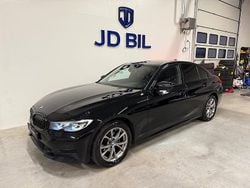 Svart Begagnad 2021 BMW 320 Sport Line Sedan | 309 900 kr (Bra pris)