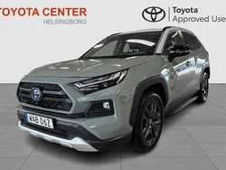 Grön Begagnad 2022 Toyota RAV4 Hybrid SUV | 389 900 kr (Marknadspris)