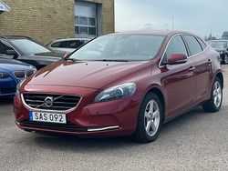 Röd Begagnad 2015 Volvo V40 Momentum Kombi | 159 500 kr (Marknadspris)