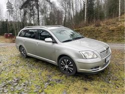 Silver Begagnad 2003 Toyota Avensis Kombi | 19 500 kr (Marknadspris)