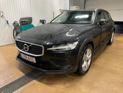 Svart Begagnad 2022 Volvo V60 CC Kombi | 329 000 kr (Marknadspris)