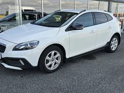 Vit Begagnad 2016 Volvo V40 CC Momentum Kombi | 139 000 kr (Marknadspris)