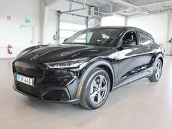 Svart Begagnad 2021 Ford Mustang Mach-E SUV | 369 800 kr (Marknadspris)