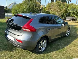 Grå Begagnad 2017 Volvo V40 Business Edition Kombi | 145 000 kr (Marknadspris)