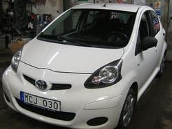 Vit Begagnad 2011 Toyota Aygo Halvkombi | 37 900 kr (Marknadspris)